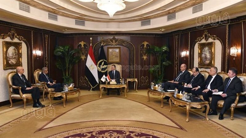 وزير الداخلية يبحث