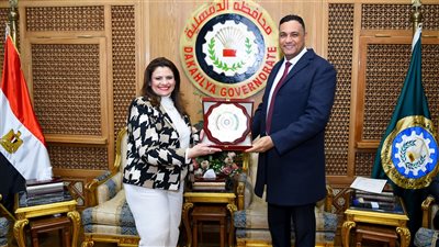 محافظ الدقهلية يستقبل وزيرة للهجرة ويهديها درع المحافظة