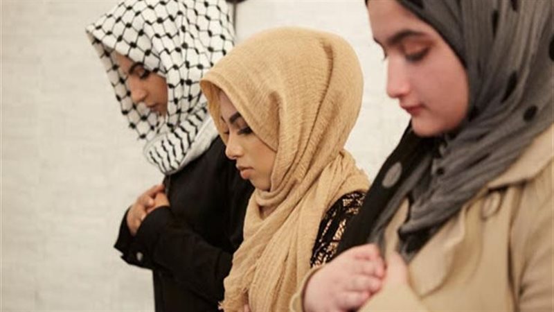  حكم إمامة المرأة