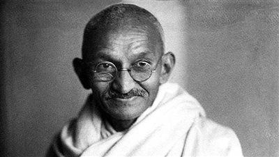 المهاتما غاندي.. 76 عامًا على اغتيال القديس.. هندوسي أمطره بالرصاص لدفاعه عن حقوق المسلمين.. ووصاياه لا تزال منارات للإنسانية
