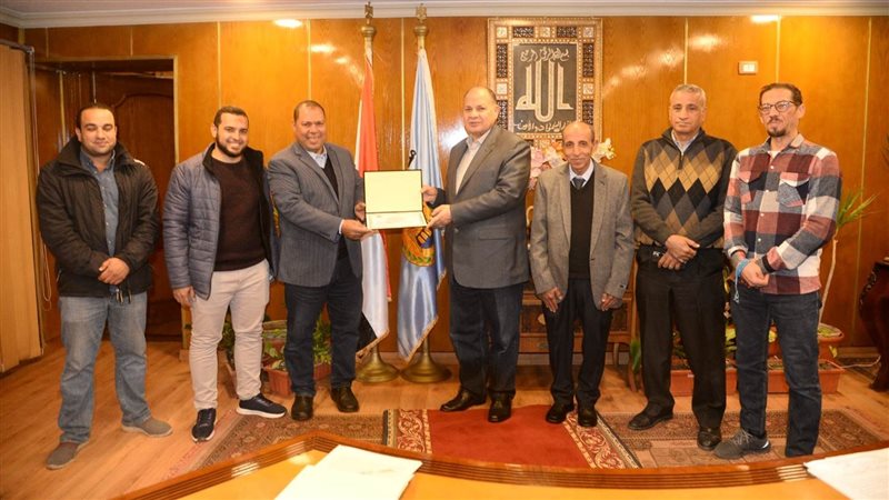 محافظ أسيوط يكرم