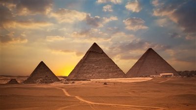  حصاد وزارة السياحة والآثار خلال اسبوع.. تشغيل ماكينات الخدمة الذاتية لشراء تذاكر أهرامات الجيزة.. وافتتاح معرض 
