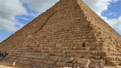 السياحة ترفض أعمال الترميم المعماري لهرم منكاورع بمنطقة الأهرامات