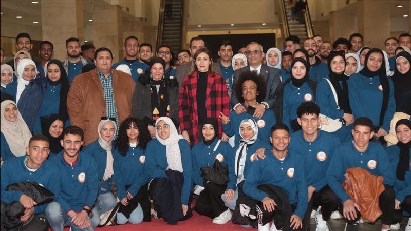 وزيرة الثقافة مع