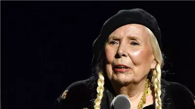 جوني ميتشل تفوز بجائزة أفضل ألبوم شعبي عن عمر 80 عامًا