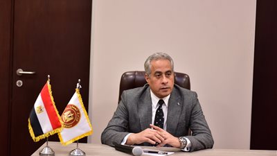 وزير العمل يُسلّم الدُفعة الأولى من 