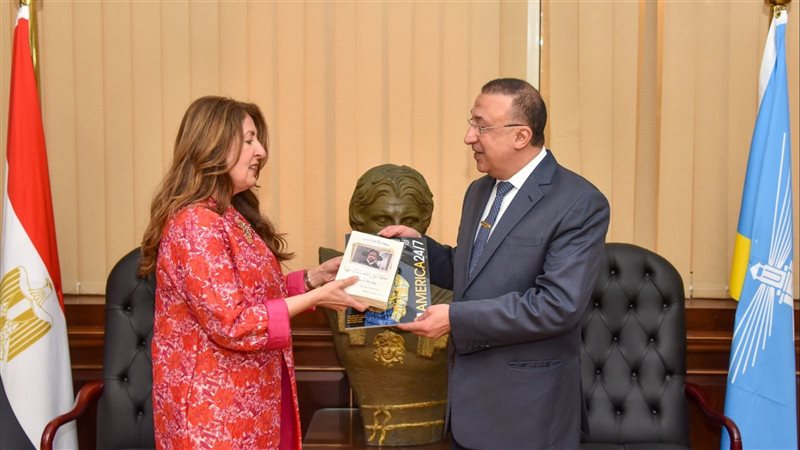 السفيرة الأمريكية