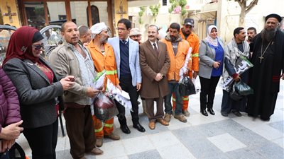 معا نتكافل، رئيس جامعة بنها يفتتح أول حملة لرعاية عمال النظافة ببنها