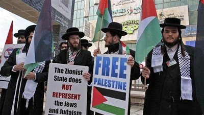طرد وسب.. يهودي داعم لفلسطين يقتحم كنيس أثناء مؤتمر لمواجهة دعوات المقاطعة (فيديو) 