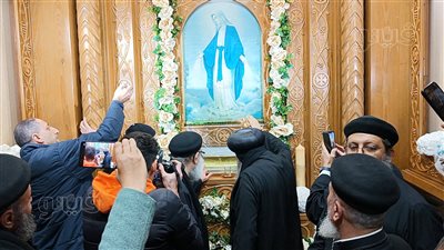 مطران بورسعيد يشهد نزول الزيت من صورة العذراء للعام الـ34 على التوالي (فيديو)