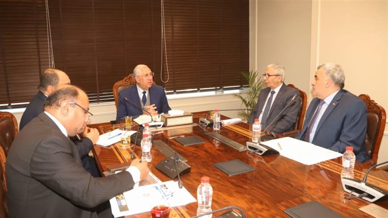 وزير الزراعة يجتمع