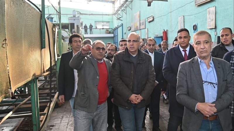 وزير الري يتفقد مصنع