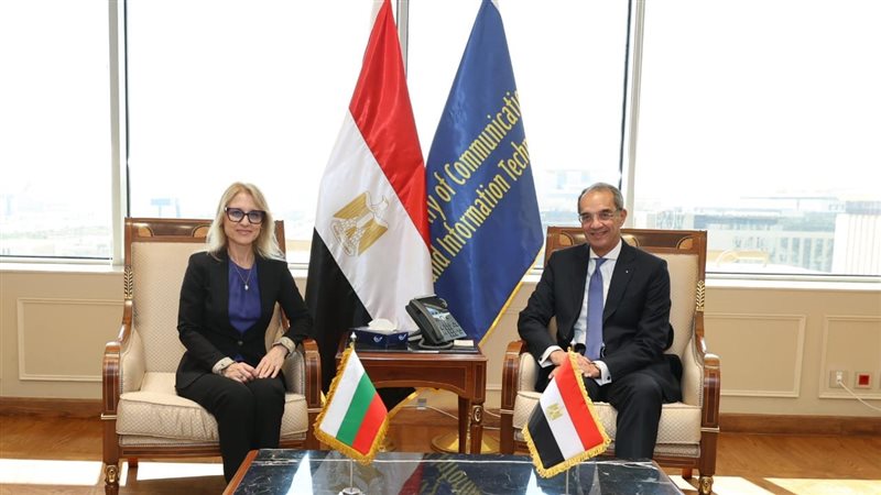وزير الاتصالات مع
