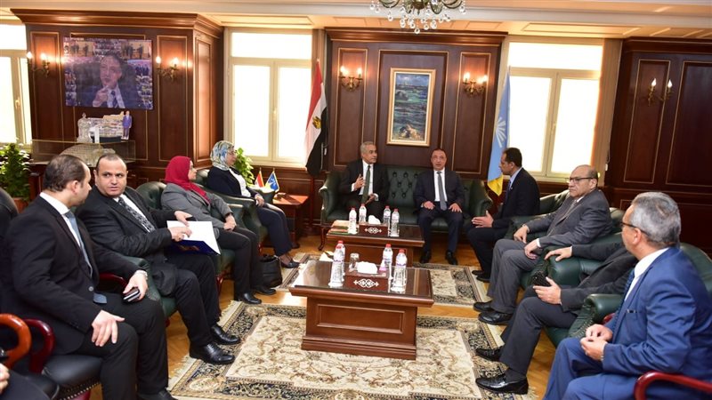 وزير العمل ومحافظ