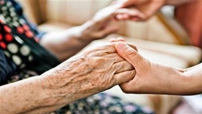 من يتحمل نفقات المسن حال عدم وجود مال يكفي لديه وفقا للقانون؟
