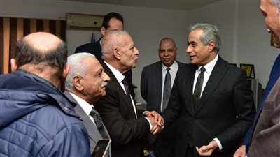 حسن شحاتة يلتقي العاملين بمديرية عمل الإسكندرية 