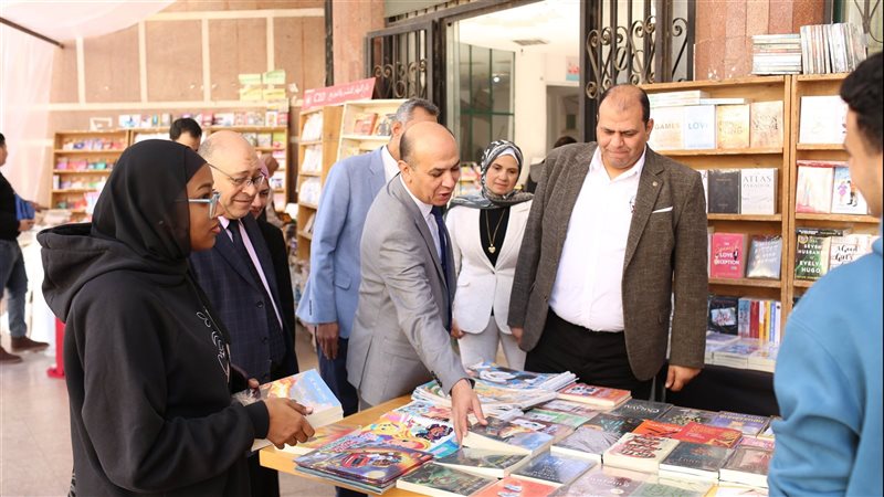 اقبال علي معرض الكتاب