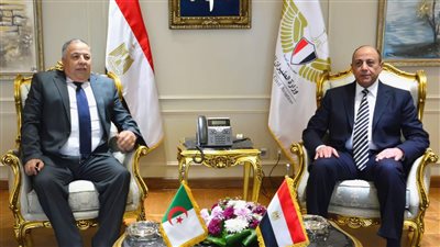 وزير الطيران المدني يبحث مع السفير الجزائري تعزيز سبل التعاون المشترك
