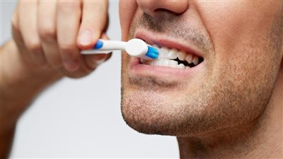 متى يجب غسل الأسنان في شهر رمضان؟ الصحة تجيب 
