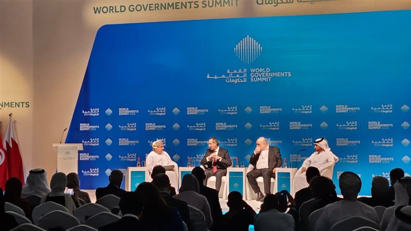 وزير الاتصالات خلال