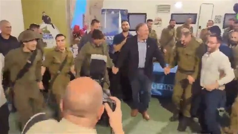 مايك بومبيو يرقص