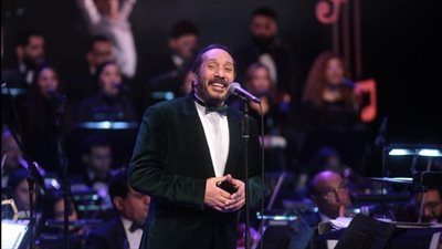 100 سنة غنا يبدأ أولى حفلاته بأعمال عبد الوهاب ويرفع شعار كامل العدد