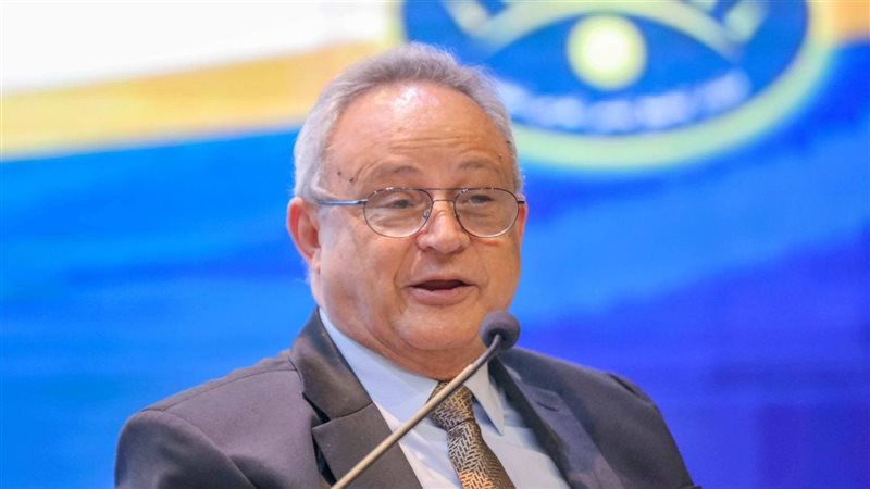 الدكتور أحمد زايد