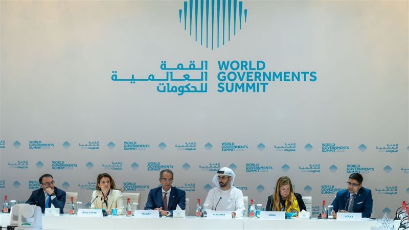 وزير الاتصالات خلال