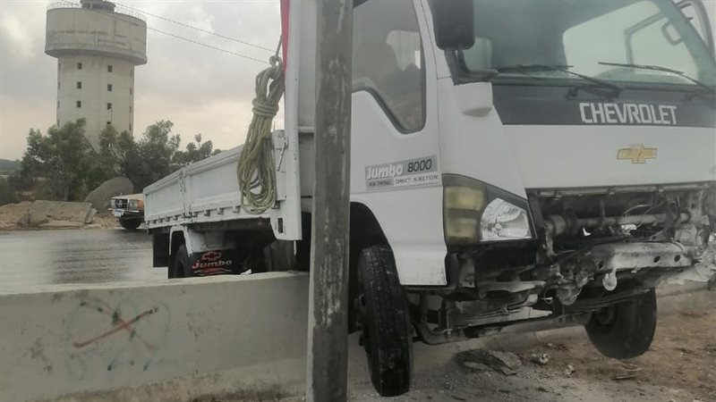 تصادم سيارة بالحاجز