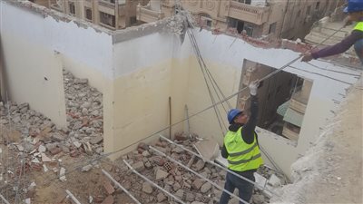 إزالة عدد من مخالفات البناء بالقاهرة الجديدة 