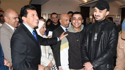 أشرف صبحي يفتتح ملتقى التوظيف ومعرض منتجات الشباب بنادي 6 أكتوبر