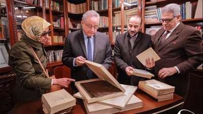تصل إلى 1500..ابنة نجيب محفوظ تهدي ثروة والدها من الكتب إلى مكتبة الإسكندرية (صور)