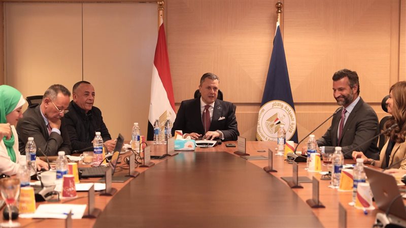 اجتماع وزير السياحة