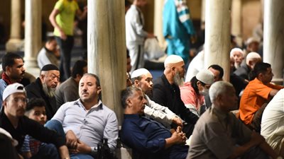 ما حكم تكرار صلاة الجمعة والعيد بسبب ضيق المكان؟ الإفتاء تجيب