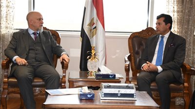 وزير الشباب والرياضة يلتقي سفير الأرجنتين لبحث تعزيز التعاون المشترك