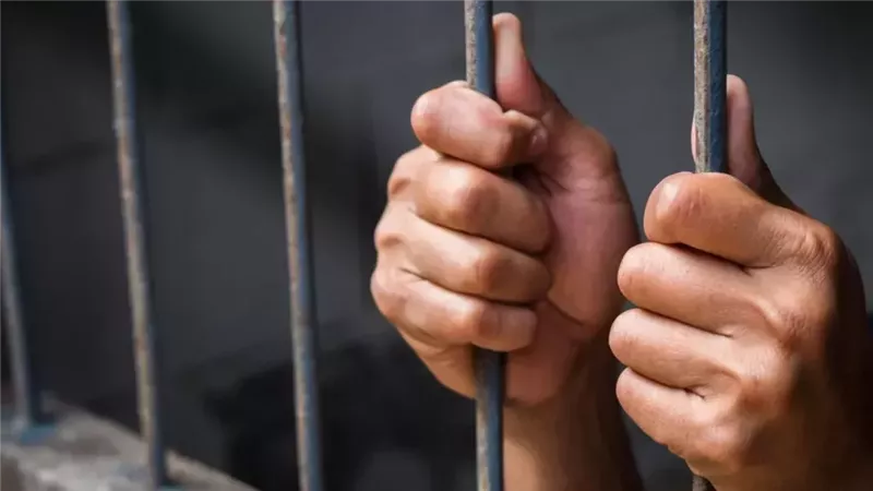 حبس شخصين بتهمة سرقة