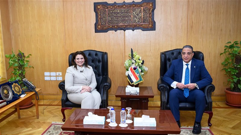 وزيرة الهجرة ومحافظ