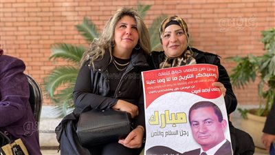 مواطنون يتوافدون على قبر مبارك في الذكرى الرابعة لرحيله (صور)