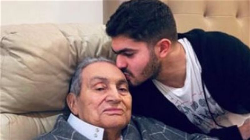 عمر علاء مبارك مع