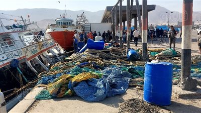 غرق مركب صيد بميناء الأتكة في السويس (صور)