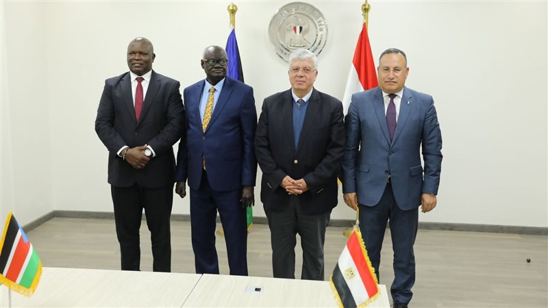 الدكتور أيمن عاشور