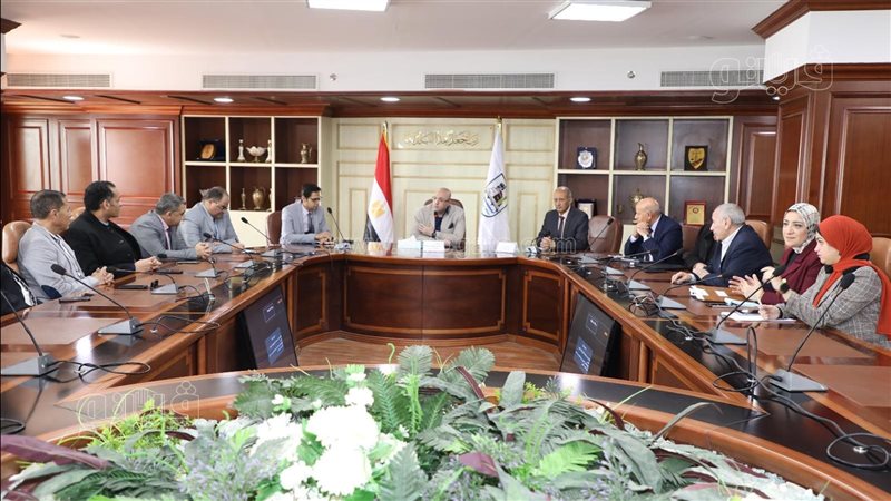 اجتماع محافظ بني
