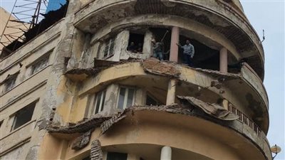 إزالة شرفتين وأجزاء من عقار بطريق الكورنيش في الإسكندرية (صور)