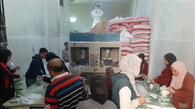انفراجة في أزمة السكر بالسويس.. المحافظ: تعبئة 20 طنا يوميا ( فيديو وصور)