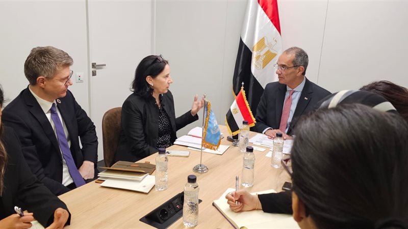 وزير الاتصالات ومسئولى