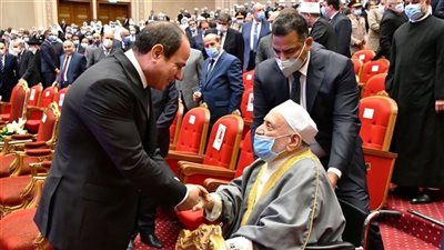 لفتة إنسانية في حفل ليلة القدر، السيسي يطمئن على صحة الدكتور أحمد عمر هاشم