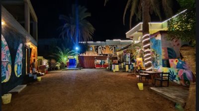 مدينة السحر والجمال.. أجواء ليلة متميزة على الممشى السياحي بدهب|فيديو
