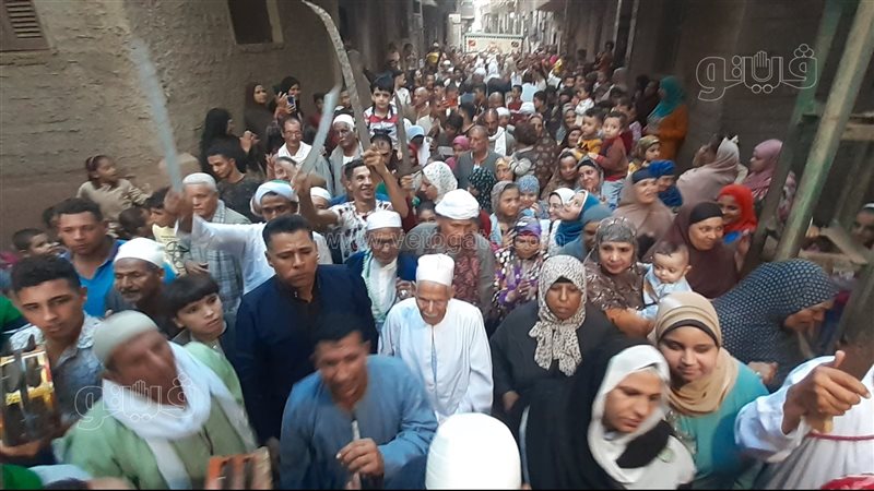 زفة بالأعلام لأهالي