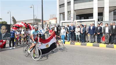 وزير الشباب ومحافظ بني سويف يطلقان شارة بدء ماراثون الدراجات | فيديو