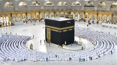 بعد 18 شهرا من التباعد.. رئاسة شئون الحرمين تحتفي بعودة محاذاة المصلين في الحرم 